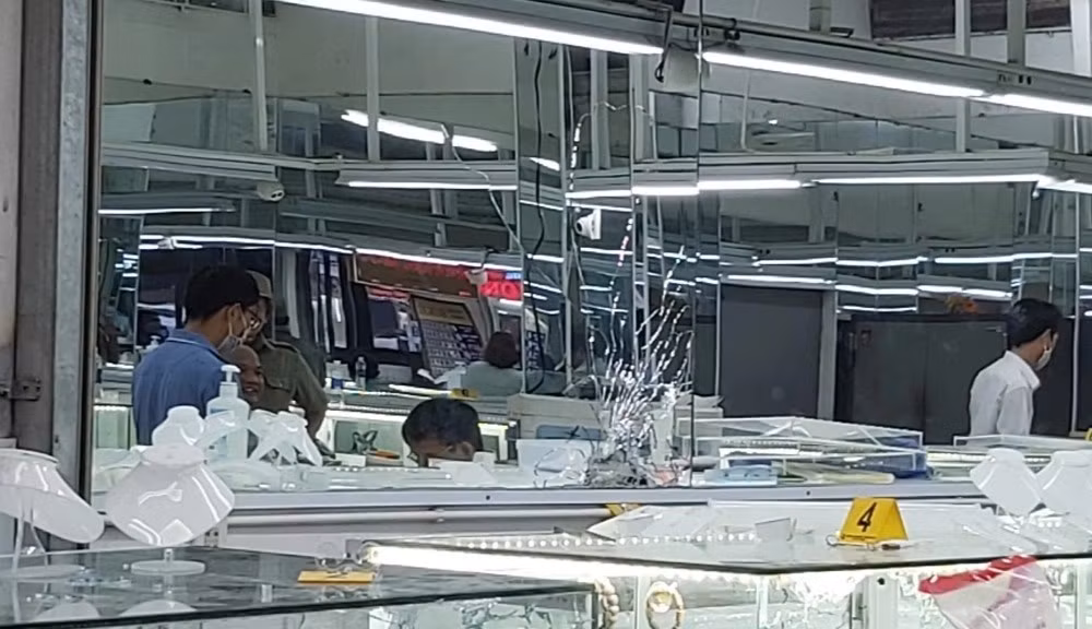 Sau đó, nghi phạm chạy đến tiệm vàng Thái Lợi, cách tiệm vàng Hoàng Đức khoảng 20 m, để cướp vàng rồi tiếp tục vứt ra ngoài đường. Sau đó, người đàn ông này chạy về hướng cầu Gia Hội và cố thủ ở nhà Lục Giác.