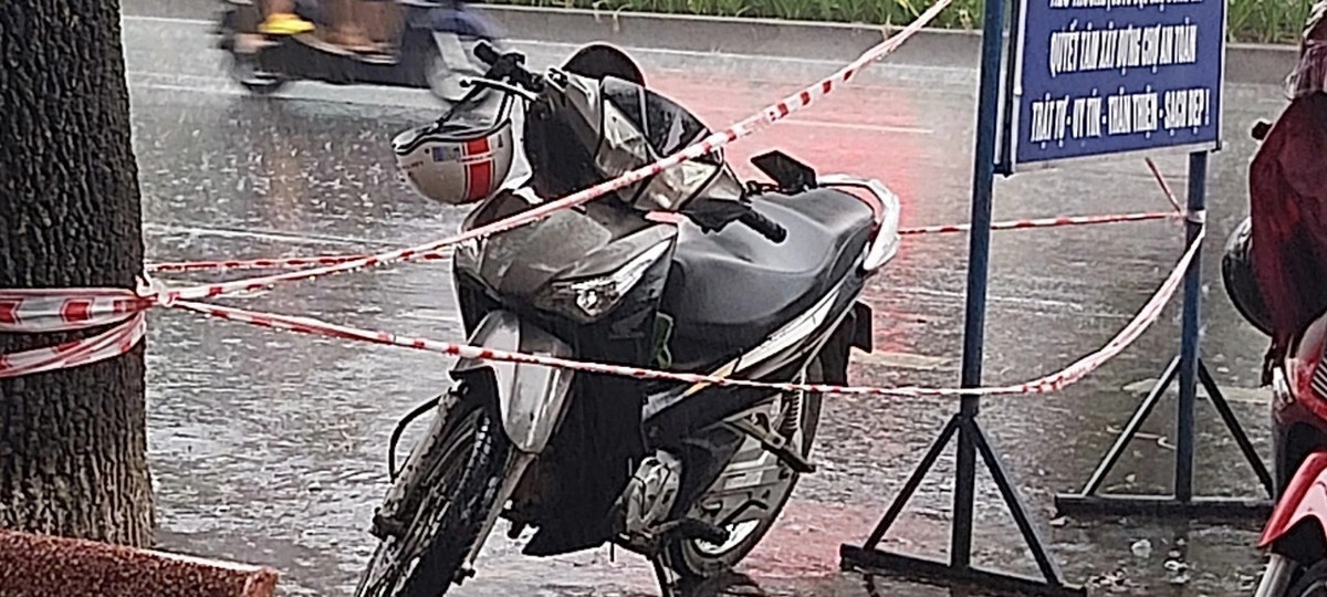 Xe máy của tên cướp bỏ lại tại hiện trường. "Nghi phạm đòi tự sát nhưng sau đó muốn gặp đích thân tôi. Một lúc sau, tôi đã gặp nghi phạm, giải thích sự việc và nghi phạm đã hạ vũ khí, được công an dẫn giải về trụ sở làm việc", đại tá Sơn cho hay.