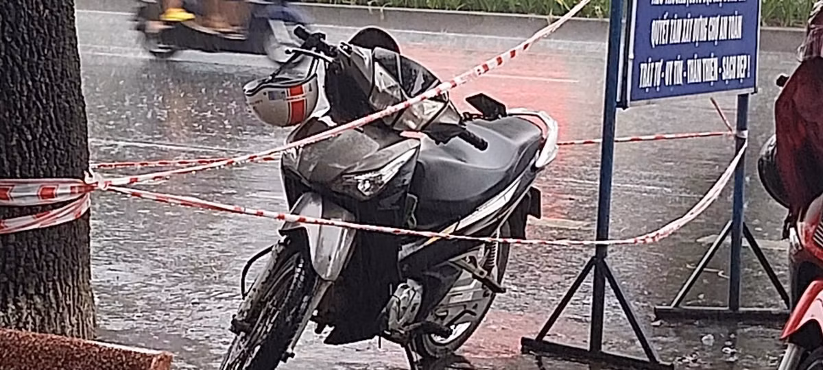 Xe máy của tên cướp bỏ lại tại hiện trường. "Nghi phạm đòi tự sát nhưng sau đó muốn gặp đích thân tôi. Một lúc sau, tôi đã gặp nghi phạm, giải thích sự việc và nghi phạm đã hạ vũ khí, được công an dẫn giải về trụ sở làm việc", đại tá Sơn cho hay.