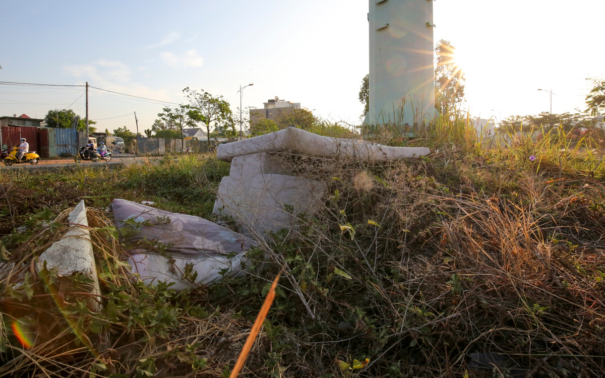 Khu vực công trường thi công dự án cũng không có bảng thông tin công trình, biển báo theo quy định. Công trường cũng không có bóng dáng công nhân hay dấu hiệu thi công. Dọc phần đất mở rộng đường trở thành nơi chứa rác.