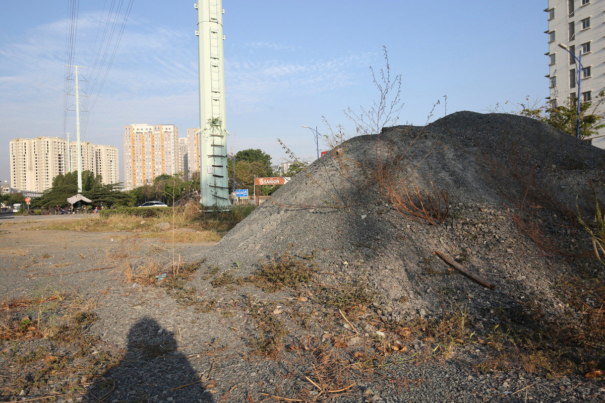 Vật liệu xây dựng của công trình chất ngổn ngang, cỏ mọc um tùm sau thời gian dài ngưng thi công kể từ tháng 6/2022.