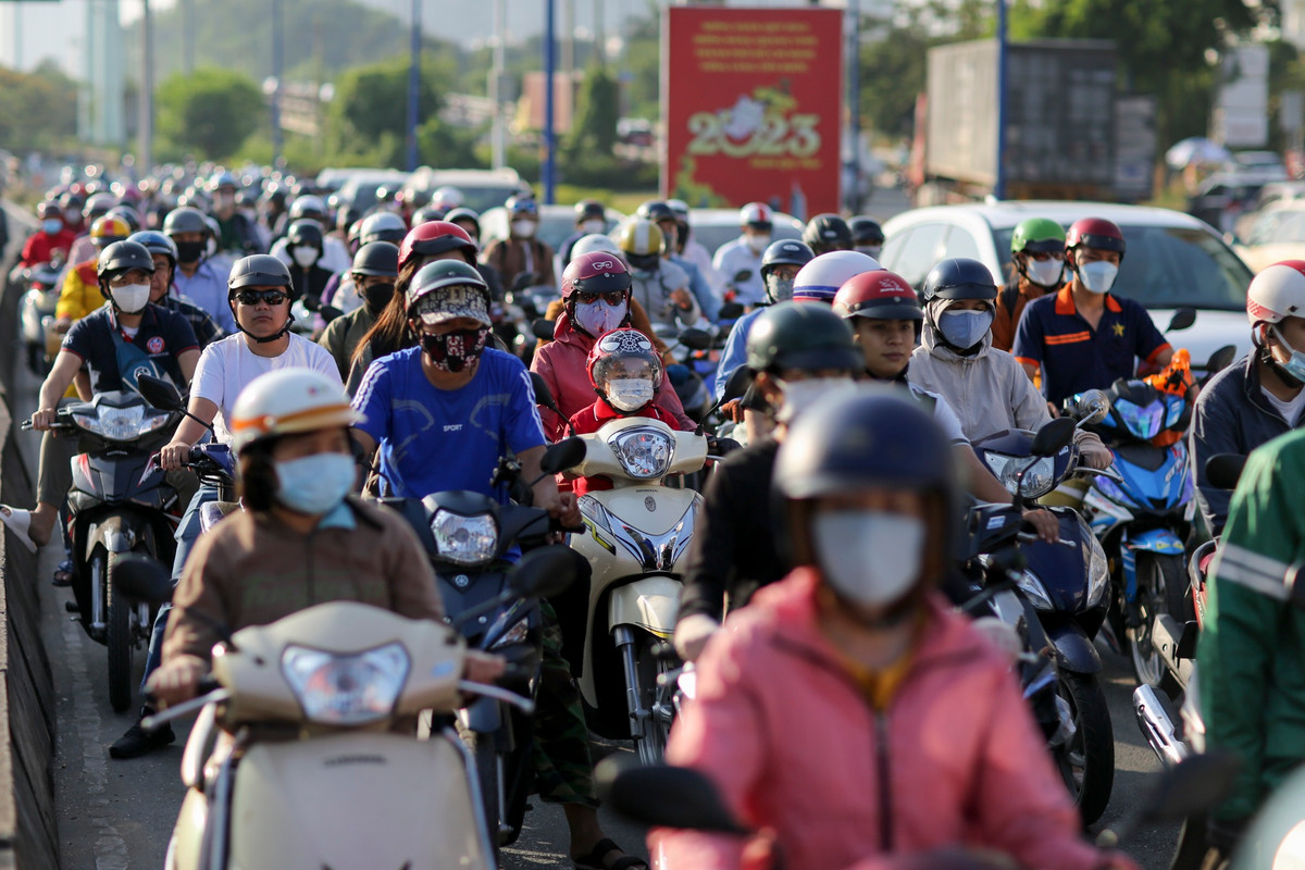 Dự án mở rộng đường Đồng Văn Cống là một trong các dự án trọng điểm của thành phố, nhằm giảm ùn tắc, tai nạn ở cửa ngõ cảng Cát Lái - cảng đứng đầu cả nước về sản lượng hàng hoá với hơn 19.000 lượt xe ra vào mỗi ngày.