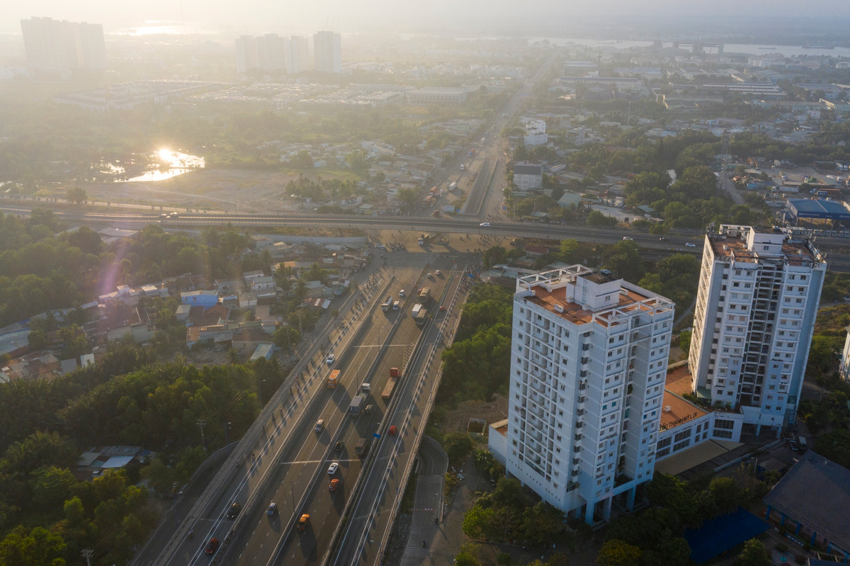 Trong ảnh là cầu Mỹ Thủy 3, hoàn thành hồi 30/4/2022, giúp giảm kẹt xe cửa ngõ cảng Cát Lái. Công trình nằm giữa cầu Mỹ Thủy 1 và 2.