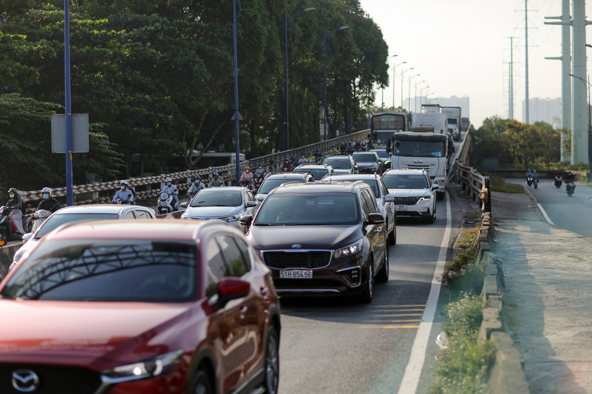 Công trình mở rộng đường Đồng Văn Cống được khởi công cách đây 3 năm, dự kiến hoàn thành trong 6 tháng, tuy nhiên sau 2 lần lùi thời gian hoàn thành thì dự án vẫn chưa tiến triển. Tình trạng ùn ứ giao thông, phương tiện nhích chậm, nối dài thường xảy ra vào giờ cao điểm.