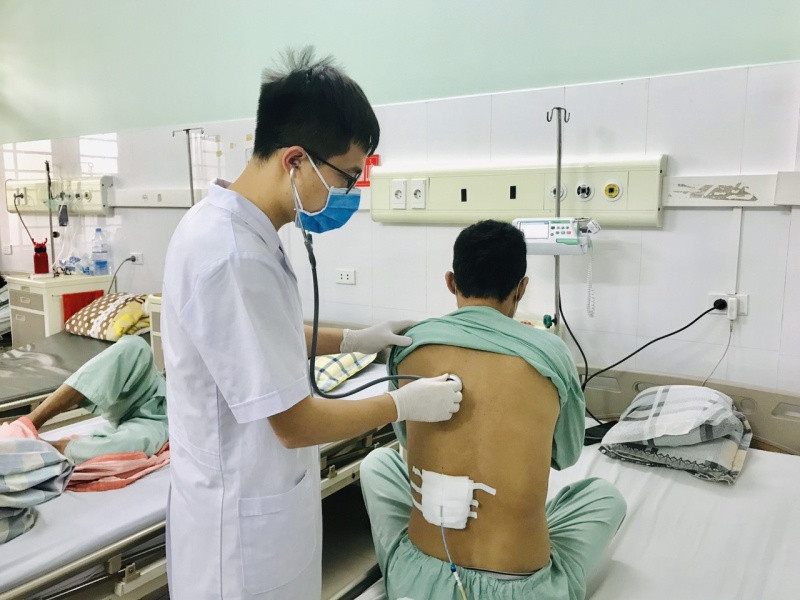 Nguoi dan ong mac whitmore, sot cao mot thang