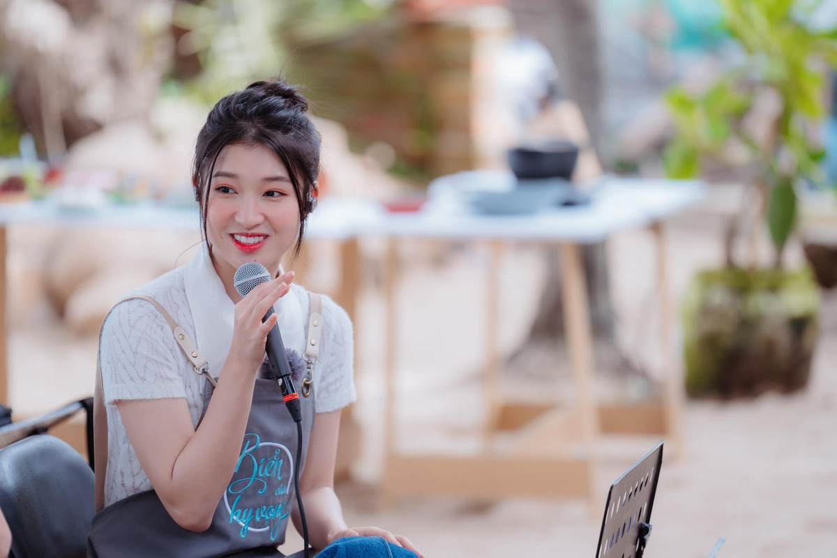 Camera cua show thuc te “chiu thua” truoc nhan sac A hau Phuong Nhi-Hinh-4