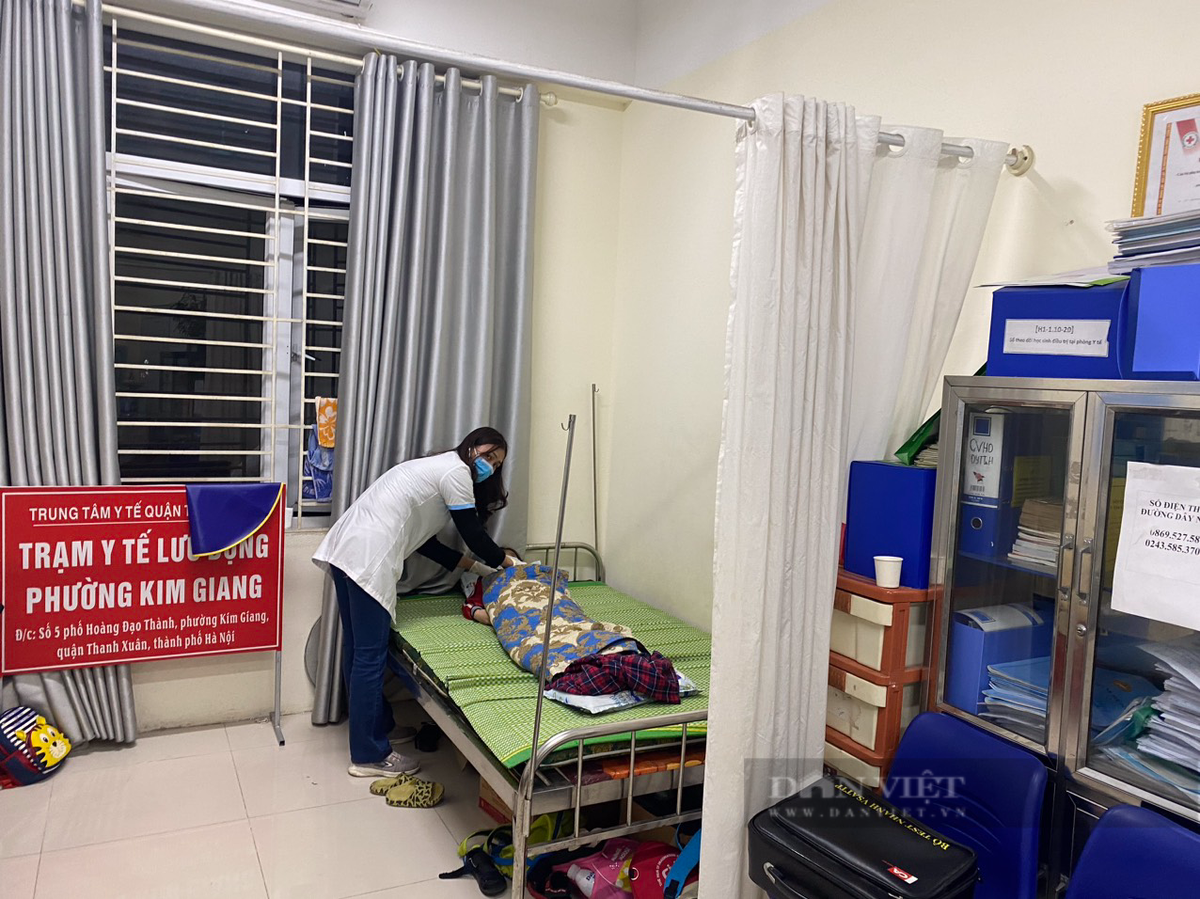 Suc khoe hang chuc hoc sinh truong Kim Giang nghi bi ngo doc thuc pham-Hinh-2