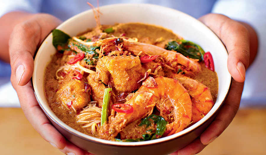 Cà ri laksa: Món ăn này gồm mì vàng chan một loại nước dùng từ sốt thịt đặc, đậm đà và cay. Phiên bản của Ipod, quê hương của Dương Tử Quỳnh, được làm với sambal belacan, một loại gia vị gồm nước chanh, sốt tôm và ớt. Ảnh: The Happy Foodie.