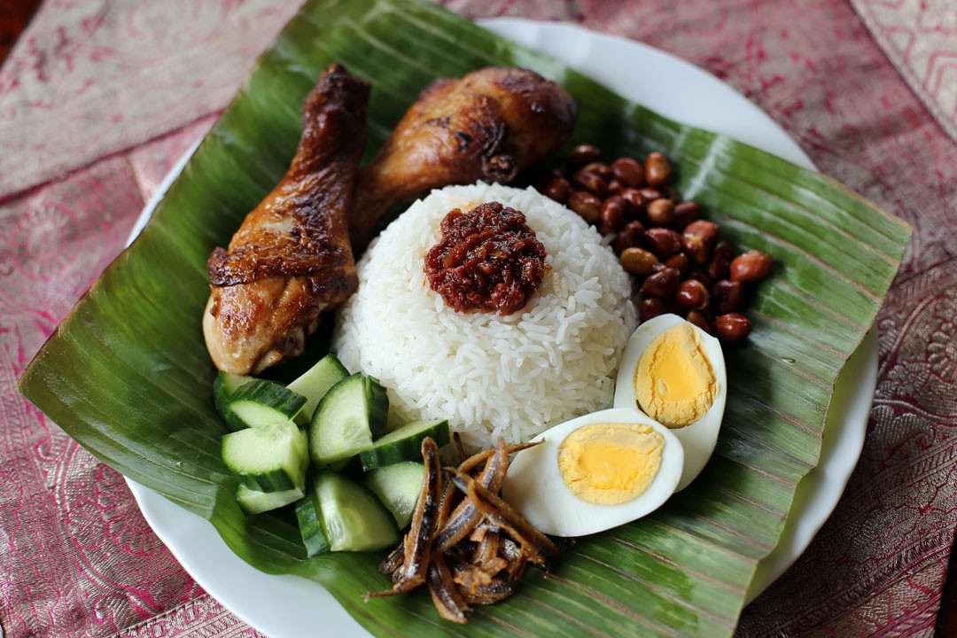 Nasi lemak: Món ăn quốc dân của Malaysia có thay đổi theo từng vùng, nhưng thường gồm cơm được nấu với nước cốt dừa, sốt sambal belacan, thịt gà hoặc cá, một quả trứng, dưa chuột, đậu phộng và cá cơm khô. Ảnh: Ang Sarap.