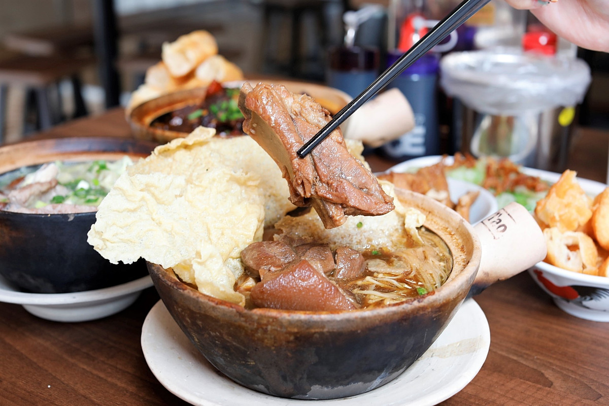 Bak kut teh: Nước dùng của món súp sườn lợn này được thêm các gia vị như quế, đinh hương, và tiểu hồi hương. Tại thị trấn quê nhà của Dương Tử Quỳnh, nước dùng thường có màu đậm hơn, có thêm xì dầu và nhiều loại rau thơm khác. Ảnh: Daniel Food Diary.