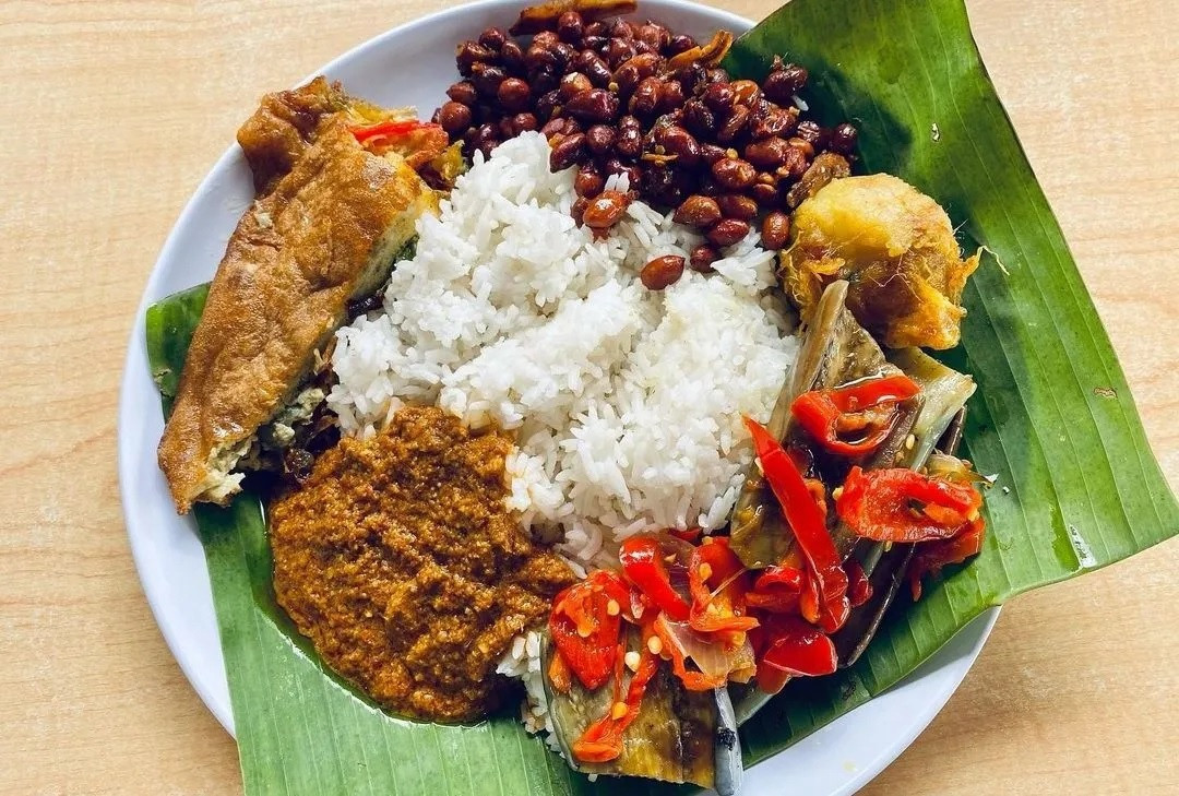 Nasi padang: Nasi padang là món ăn gồm cơm kết hợp với nhiều thực phẩm khác, như thịt, cá, rau, và các loại sốt như sambal. Một món thường có trong nasi padang là rendang, gồm bò khô hầm nước dừa và nước thịt cay. Ảnh: Lifestyle Asia.