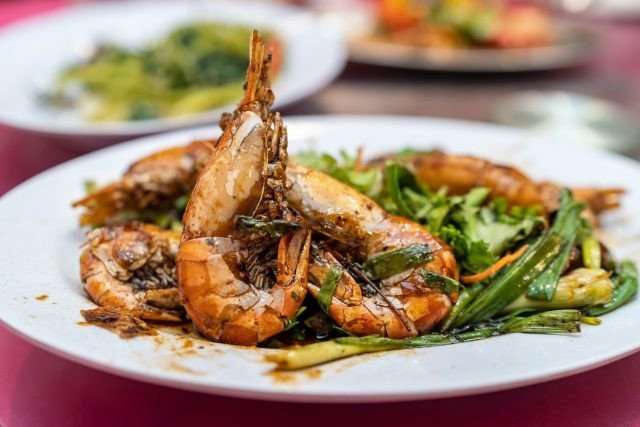 Tôm đầu to: Malaysia nổi tiếng với các loại hải sản phong phú và tươi ngon. Tôm sông và tôm nước ngọt được chế biến theo nhiều cách, trong đó có rang bằng chảo và rưới một loại sốt mặn. Ảnh: Malaysian Foodie.