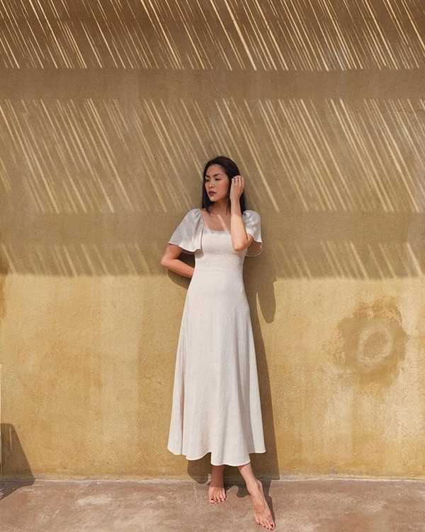 Phong cách đơn giản và mạnh mẽ ngày càng được định hình rõ rệt trong gu ăn mặc của Tăng Thanh Hà. Thế nhưng, ngay cả khi chọn những bộ đầm điệu đà như thế này, cô cũng rất biết cách để giúp bản thân trở nên cuốn hút.