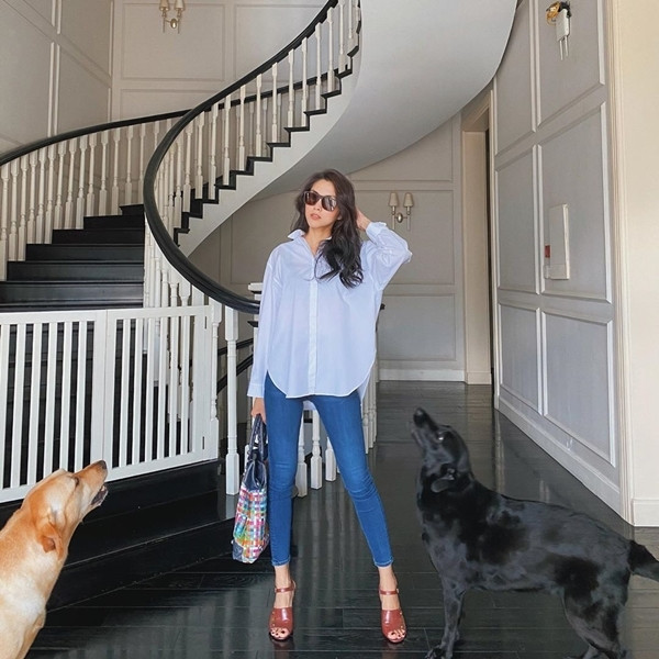 Đôi khi, Tăng Thanh Hà không cần cầu kỳ về kiểu dáng, cô chỉ cần phối áo sơ mi trắng, quần jeans ôm dáng với những phụ kiện màu sắc nổi bật như đôi sandal cổ điển màu nâu gỗ và túi xách thổ cẩm, kính mắt mèo to bản đã đủ để gây ấn tượng với người nhìn mà vẫn giữ được nét thanh lịch.