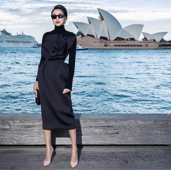 Dù không còn hoạt động showbiz thường xuyên, nhưng những lần hiếm hoi Tăng Thanh Hà xuất hiện tại các sự kiện đều gây được ấn tượng trong mắt khán giả. Tại show thời trang của NTK Đỗ Mạnh Cường tổ chức ở Úc, Tăng Thanh Hà sải bước trong thiết kế áo len ôm dáng và váy bút chì cổ điển cùng tone màu.