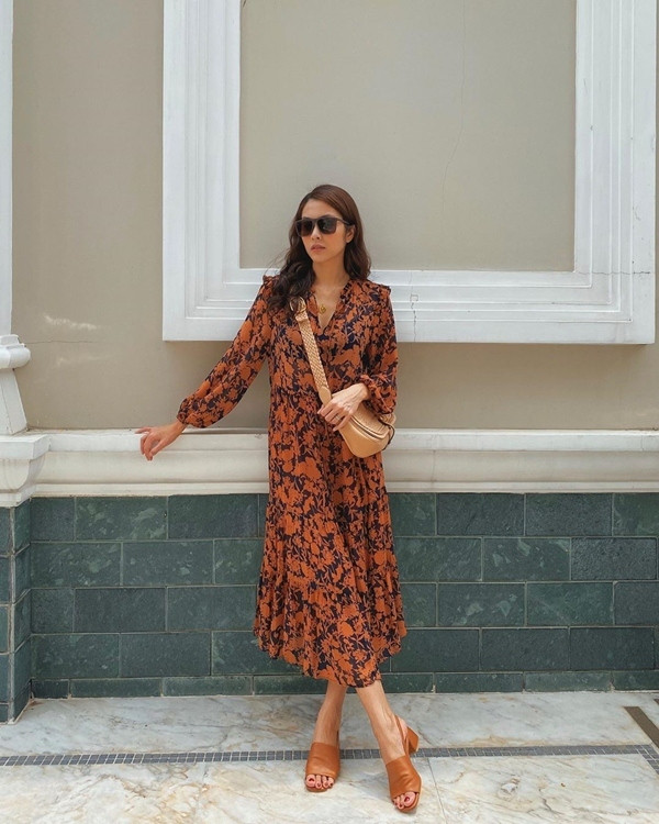 Vớt outfit này, Tăng Thanh Hà kết hợp giữa các sắc độ khác nhau của màu nâu đất. Nếu chiếc đầm voan đã có họa tiết dày đặc, thì cô tinh ý phối hợp với túi xách và sandal quai to bản trơn màu giúp cân bằng cho tổng thể trang phục.