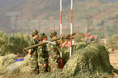 Bộ đội diễn tập bắn đạn thật với tên lửa phòng không vác vai 9K32 Strela-2 (Việt Nam thường gọi là A72).