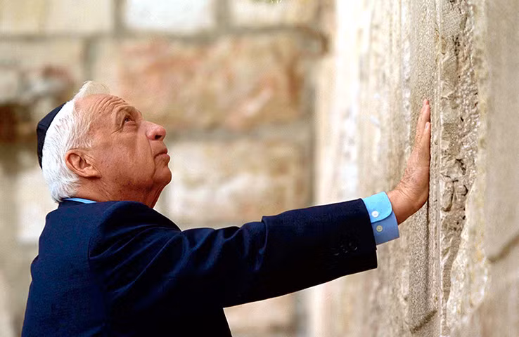Ông Sharon cầu nguyện tại Bức tường phía Tây ở Jerusalem, một ngày sau khi chiến thắng trong cuộc bầu cử hồi năm 2001.