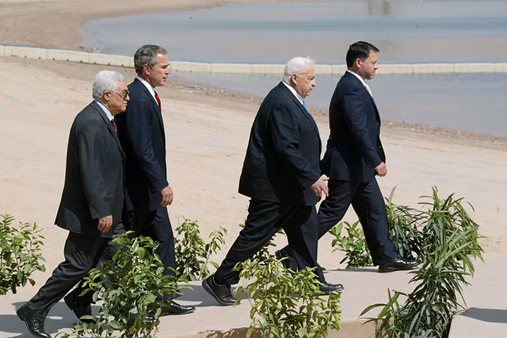 Mahmoud Abbas, Tổng thống Mỹ George Bush, Ariel Sharon and Vua Jordan Abdullah ra về sau khi kết thúc hội nghị ở Aqaba hồi năm 2003.
