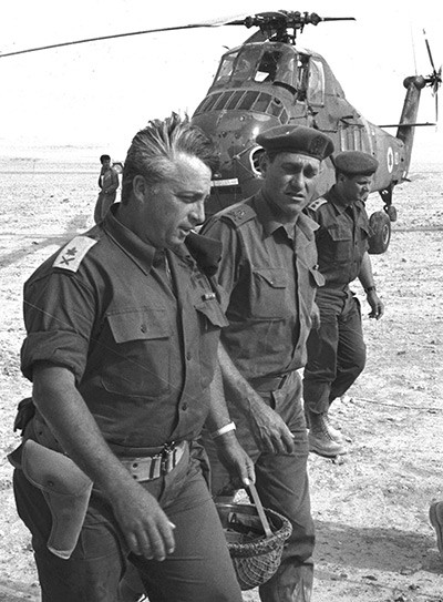 Thiếu tướng Ariel Sharon cùng đi với người đồng cấp Yeshayahu Gavish trên sa mạc Negev ở Israel. Ảnh chụp năm 1967.
