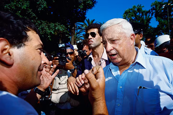 Năm 1990, ông Sharon bày tỏ sự thất vọng trước tình trạng thiếu nhà ở cho người dân.