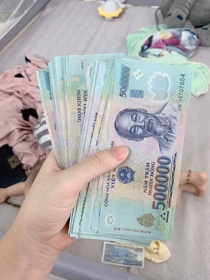 Mua nha xay san chung so do, vo chong tre do khoc do cuoi