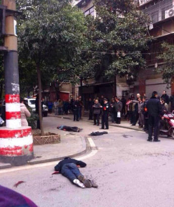 Vụ tấn công trên xảy ra chỉ 2 tuần sau vụ thảm sát bằng dao tại nhà ga xe lửa Côn Minh, thủ phủ tỉnh Vân Nam, làm 29 người thiệt mạng. Chính phủ Trung Quốc cáo buộc các phần tử ly khai Tân Cương là thủ phạm.