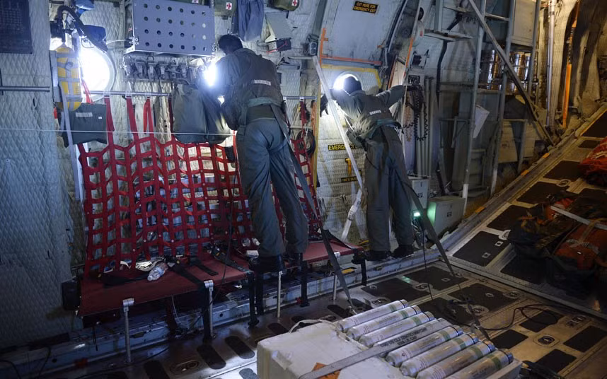 Máy bay của Không quân Singapore rà soát tại Biển Đông tìm dấu vết máy Malaysia.