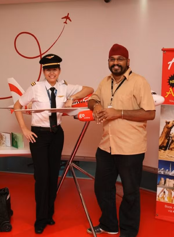 Nữ phi công Nadira là con út của ông Ramli Ibrahim, một phi công cấp cao cũng làm việc cho hãng hàng không Malaysia Airlines.