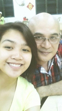 Trên Twitter, cô bé đăng tải bức ảnh của mình và cha và mô tả, ông là “niềm hạnh phúc thực sự” của mình: “Cha là niềm hạnh phúc thực sự đối với tôi. Con yêu cha mãi mãi, cha à”.