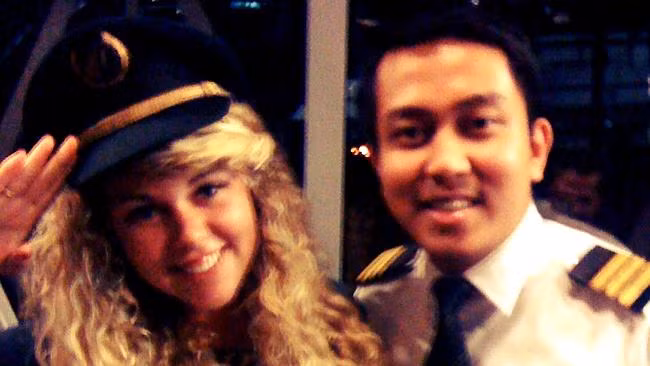 Cơ phó Fariq Abdul Hamid, 27 tuổi bị cho là từng để thiếu nữ ngồi trong khoang lái máy bay.