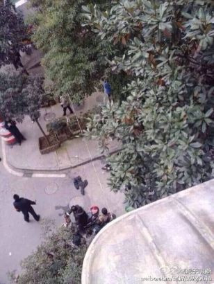 Hiện trường vụ tai nạn nhìn từ trên cao. Khu vực này gần một khu chợ thực phẩm đông đúc và một trường tiểu học. Trường tiểu học đã lập tức được đóng cửa ngay sau khi vụ tấn công xảy ra.