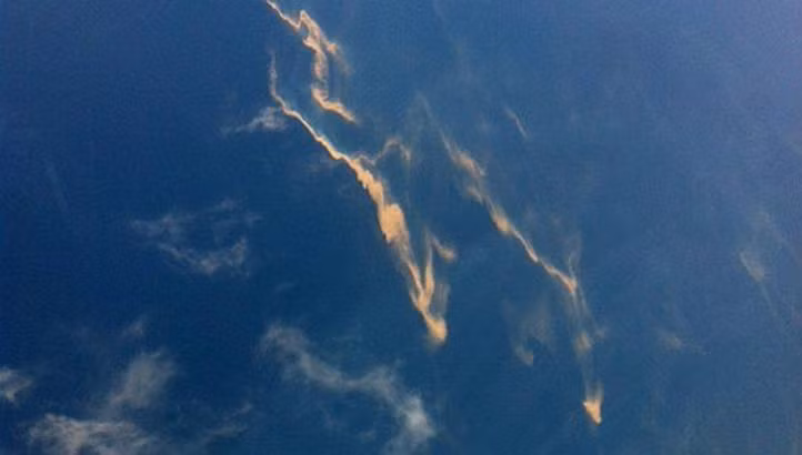 Hình ảnh một vết dầu loang được nhìn thấy từ máy bay của Không quân Việt Nam tham gia tìm kiếm cứu hộ máy bay mất tích Boeing 777 của Malaysia. Tuy nhiên, vết dầu này được khẳng định không phải của máy bay mất tích.