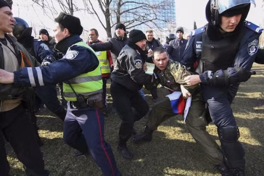 Cảnh sát can thiệt, ngăn cuộc đụng độ giữa những người biểu tình thuộc 2 phe đối đầu, một ủng hộ Nga, một ủng hộ Kiev ở thành phố Donetsk hôm qua 9/3.