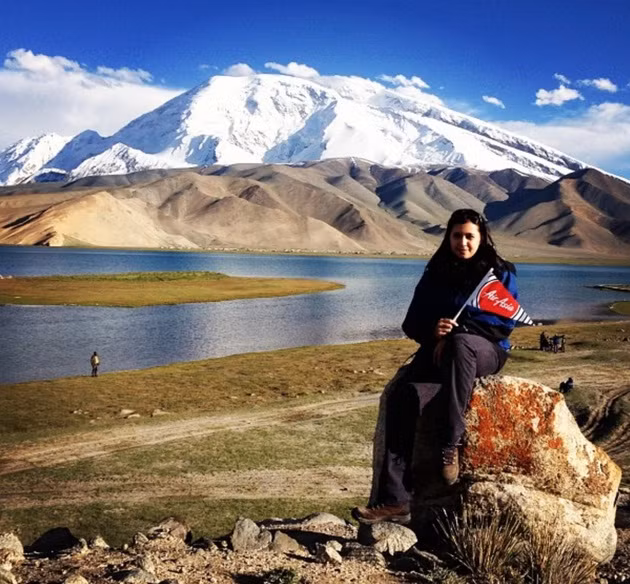 Một người thân của nữ phi công Nadira cho hay, hiện cô vẫn bình tĩnh và đang là chỗ dựa tinh thần cho mẹ của cơ phó Fariq.