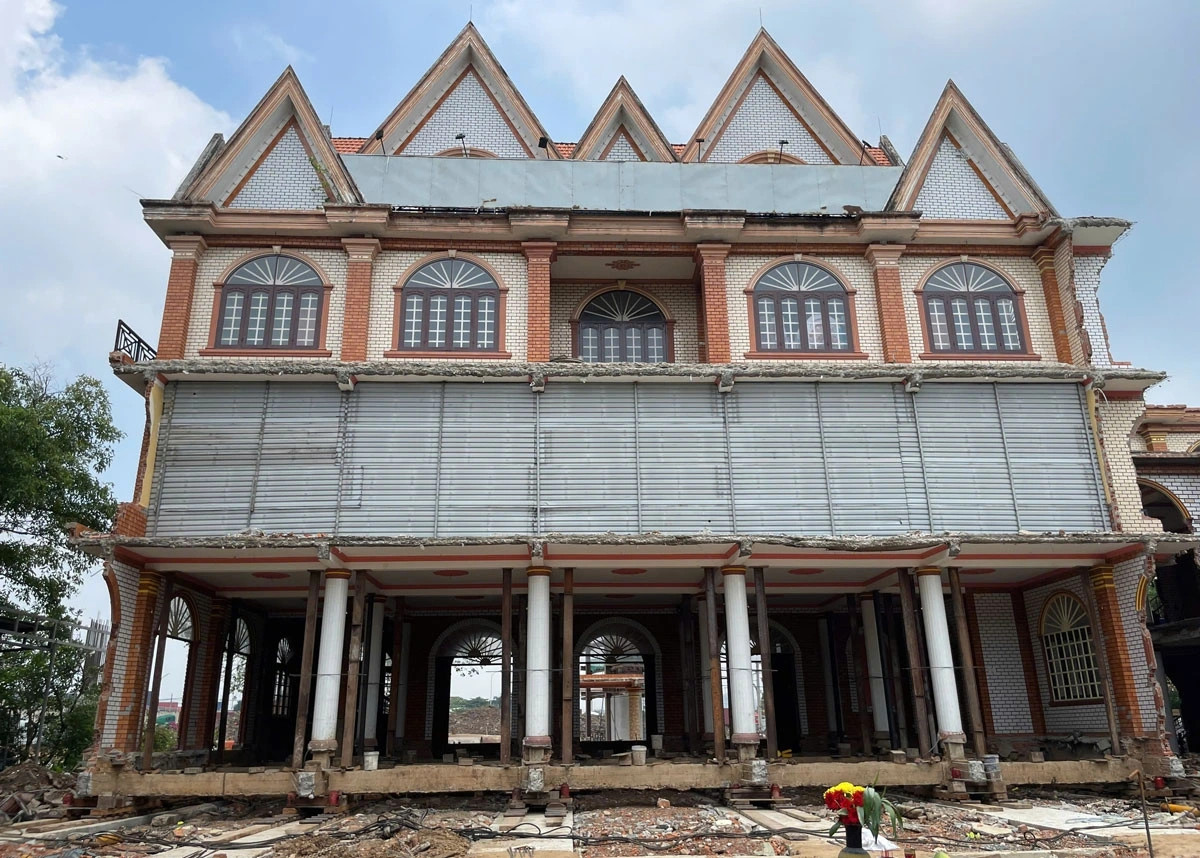 Do nằm trong khu vực giải phóng mặt bằng để thi công nút giao Tân Vạn thuộc dự án đường Vành đai 3 TPHCM, phần lớn công trình đã được giải tỏa.