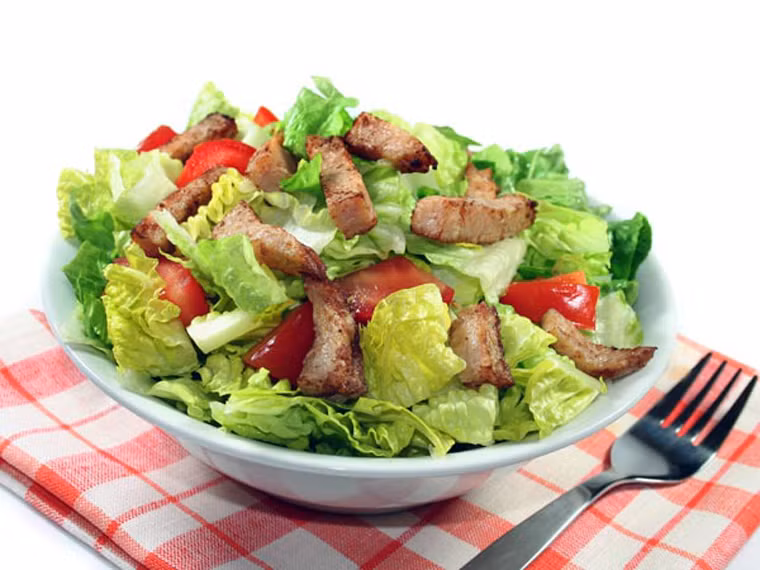 Cung cấp đủ magie. Thiếu hụt magie là một trong những yếu tố dẫn đến chứng táo bón. Chính vì vậy, muốn nhanh chóng thoát khỏi sự phiền phức của bệnh, bạn nên quan tâm đến việc cung cấp đủ lượng magie cho cơ thể bằng cách tăng cường tiêu thụ rau xanh và ngũ cốc hạt.