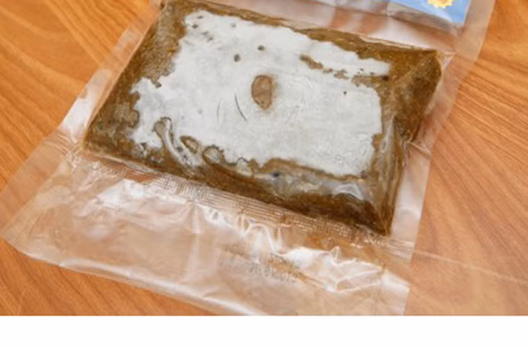 Bảo quản cua. Không giống với các thực phẩm khác, bảo quản cua bằng cách đông lạnh đúng cách sẽ không làm thất thoát nhiều dinh dưỡng. Khi tiến hành, nên chọn cua sống, làm sạch, xay nhuyễn, nhanh chóng cho vào túi nilong (chú ý dồn hết không khí ra ngoài) rồi bảo quản trong ngăn đá tủ lạnh.