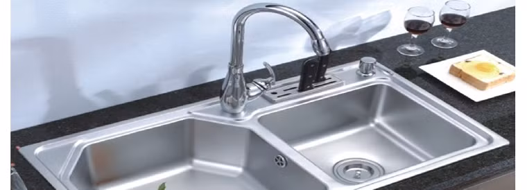 Làm sạch bồn rửa. Chất bẩn đọng lại trên bồn rửa bát, bồn rửa mặt dễ tạo nên những vết loang lổ, vàng ố. Bằng cách dùng cồn để lau rửa, bồn sẽ nhanh chóng sáng bóng. Đồng thời, nó cũng có khả năng khử mùi rất nhạy.