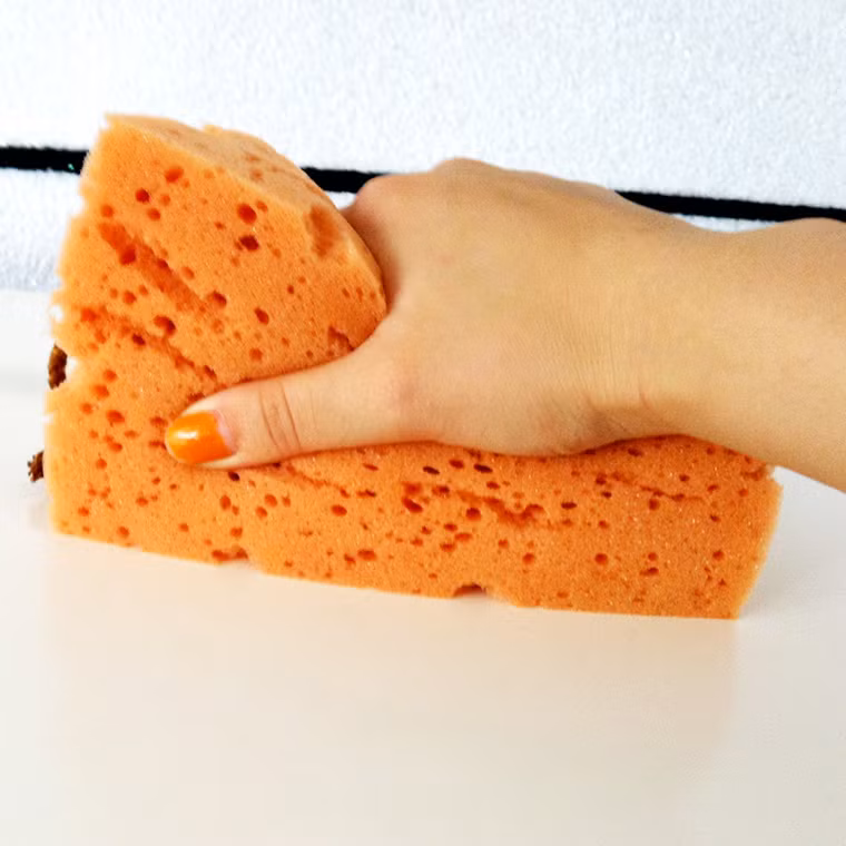 Làm sạch bọt biển, khăn lau. Miếng bọt biển dày, khăn lau nhà dùng lâu thường bốc mùi hôi khó chịu, đen xỉn. Không cần nhờ đến xà phòng, bạn có thể tận dụng cồn ngâm trong vòng 10 phút rồi giặt sạch là được.