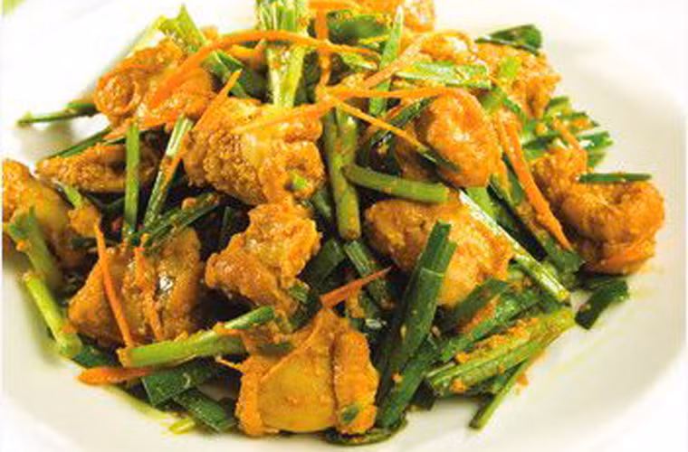 Ngoài ra, chị em có thể chuẩn bị lòng lợn xào nghệ.