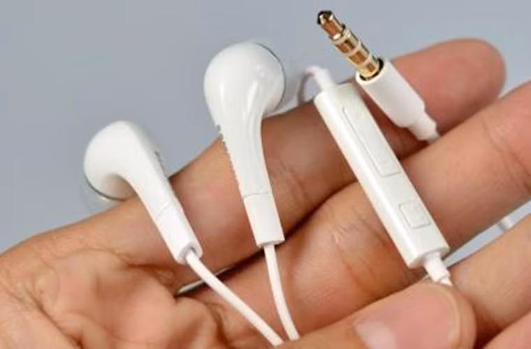 Sử dụng tai nghe. Một trong những ưu điểm nổi bật của việc sử dụng tai nghe khi đàm thoại là chất lượng âm thanh được cải thiện đáng kể. Bên cạnh đó, nó còn hạn chế tình trạng tiếp xúc bức xạ. Tổ chức Environmental Working Group (EWG) khuyến khích bật loa ngoài trong trường hợp không sẵn tai nghe bên cạnh.