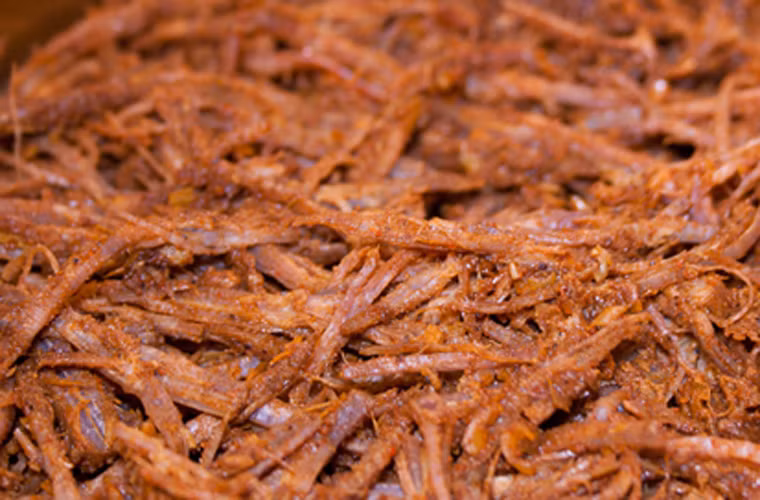 Dùng chày hoặc tay xé nhỏ thịt thành từng sợi mỏng. Ảnh: Candycancook