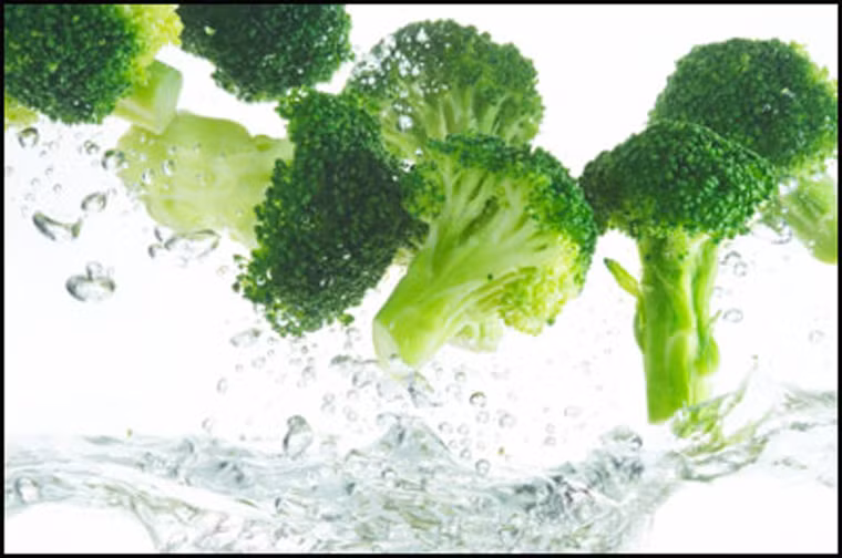 Súp lơ xanh chứa nhiều vitamin C, beta – carotene, magie, folate (một loại vitamin B quan trọng cho việc tăng cường sức khỏe, bảo vệ DNA) và phytochemicals. Khi đi vào cơ thể, những chất này góp phần cải thiện sức khỏe.