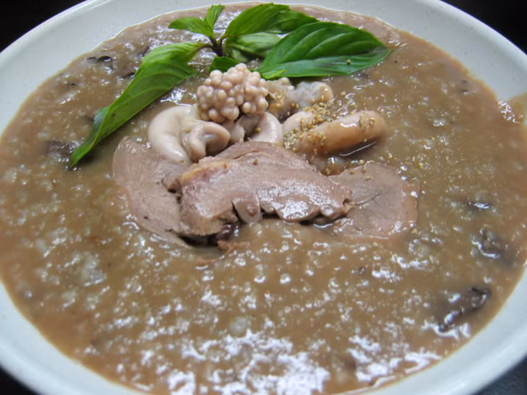 Cháo lòng. Sự hấp dẫn của bát cháo đến từ nước dùng ngọt lịm từ xương và nước luộc lòng lợn. Ngoài cảm giác giòn dai từ phủ tạng luộc, cháo lòng còn có mùi thơm đặc trưng từ các loại gia vị ăn kèm.