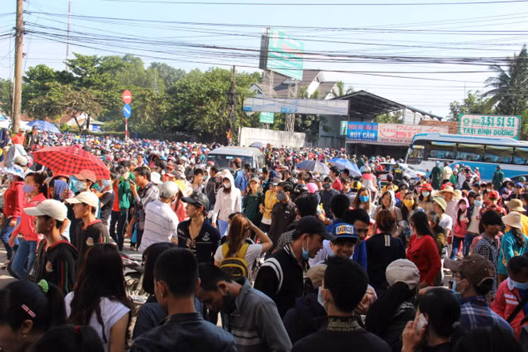 Khu du lịch Đại Nam thông báo miễn vé vào cổng và miễn giảm phí một số trò chơi từ nay tới trước ngày đóng cửa (từ 20/11) khiến lượng người đổ về đây mấy ngày qua tăng đột biến làm quá tải và kẹt xe nghiêm trọng tại khu du lịch này. Theo ghi nhận tới 11 giờ cùng ngày, tình trạng kẹt xe càng nghiêm trọng và có xu hướng lan rộng trên quốc lộ 13.