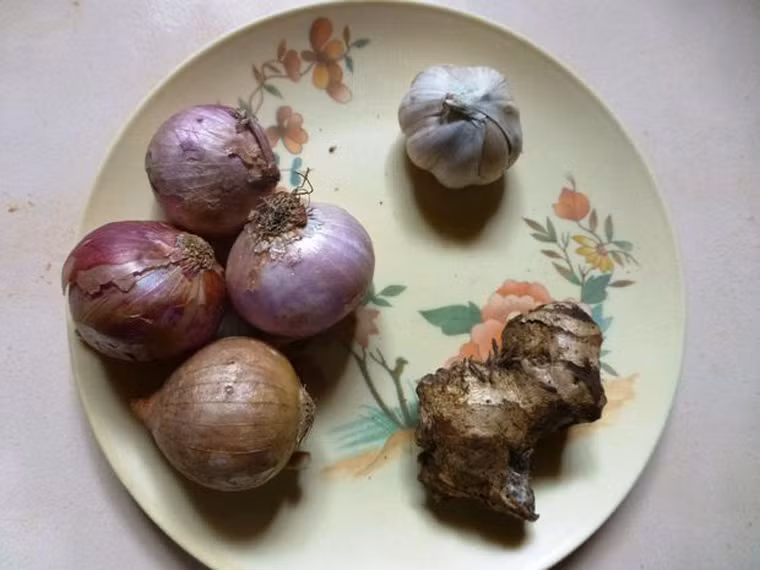 Nguyên liệu nhồi bụng gà gồm 200g thịt lợn bụng, 200g tôm nhỏ, 100g măng, 1 muỗng gừng băm nhỏ, 2 muỗng hành củ xắt nhỏ, 2 muỗng dầu thực vật và ½ muỗng cà phê ớt chuông.