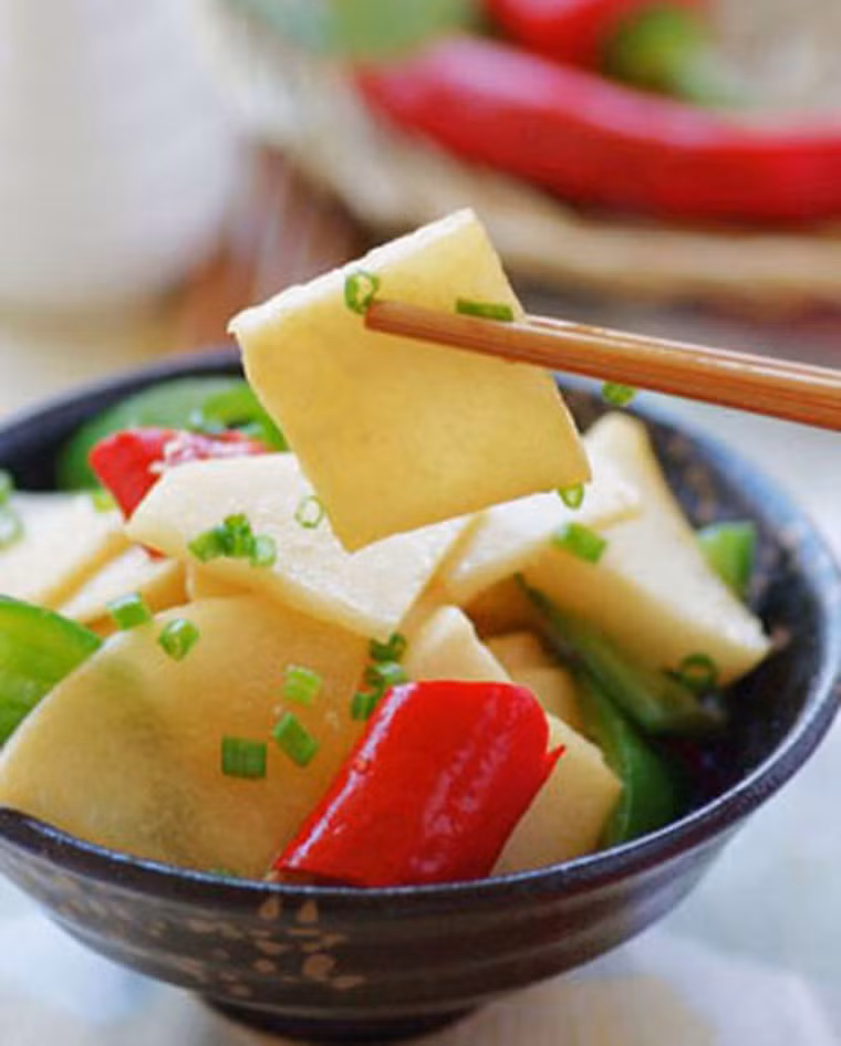 Ngoài ra, bạn có thể chuẩn bị món củ đậu xào lườn gà.