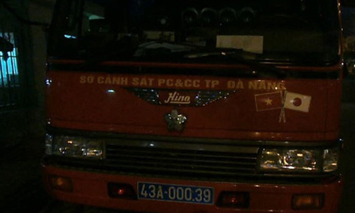 Xe chữa cháy của Phòng cảnh sát PCCC số 3 (Sở Cảnh sát PCCC TP Đà Nẵng) dùng để chở người đi đá bóng.