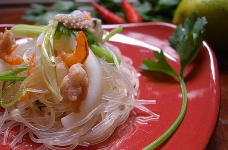 Miến trộn Kim Liên. Nằm trong một ngõ nhỏ của khu tập thể C13 Kim Liên, quán miến trộn bà Lợi luôn tấp nập khách ăn. Quán không bàn, chỉ có ghế nhựa cao song lại có hóa đơn rất chuyên nghiệp khiến không ít người ngỡ ngàng. (Ảnh: Theo Monngonhanoi).